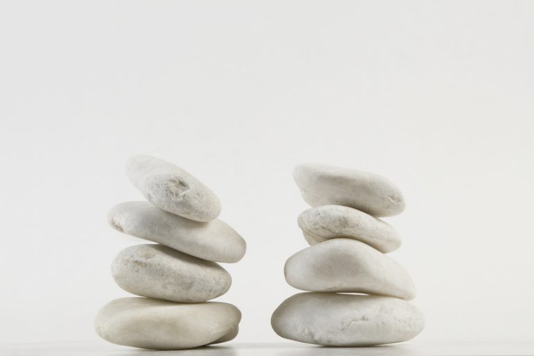 Zwei Türme aus Steinen in Balance