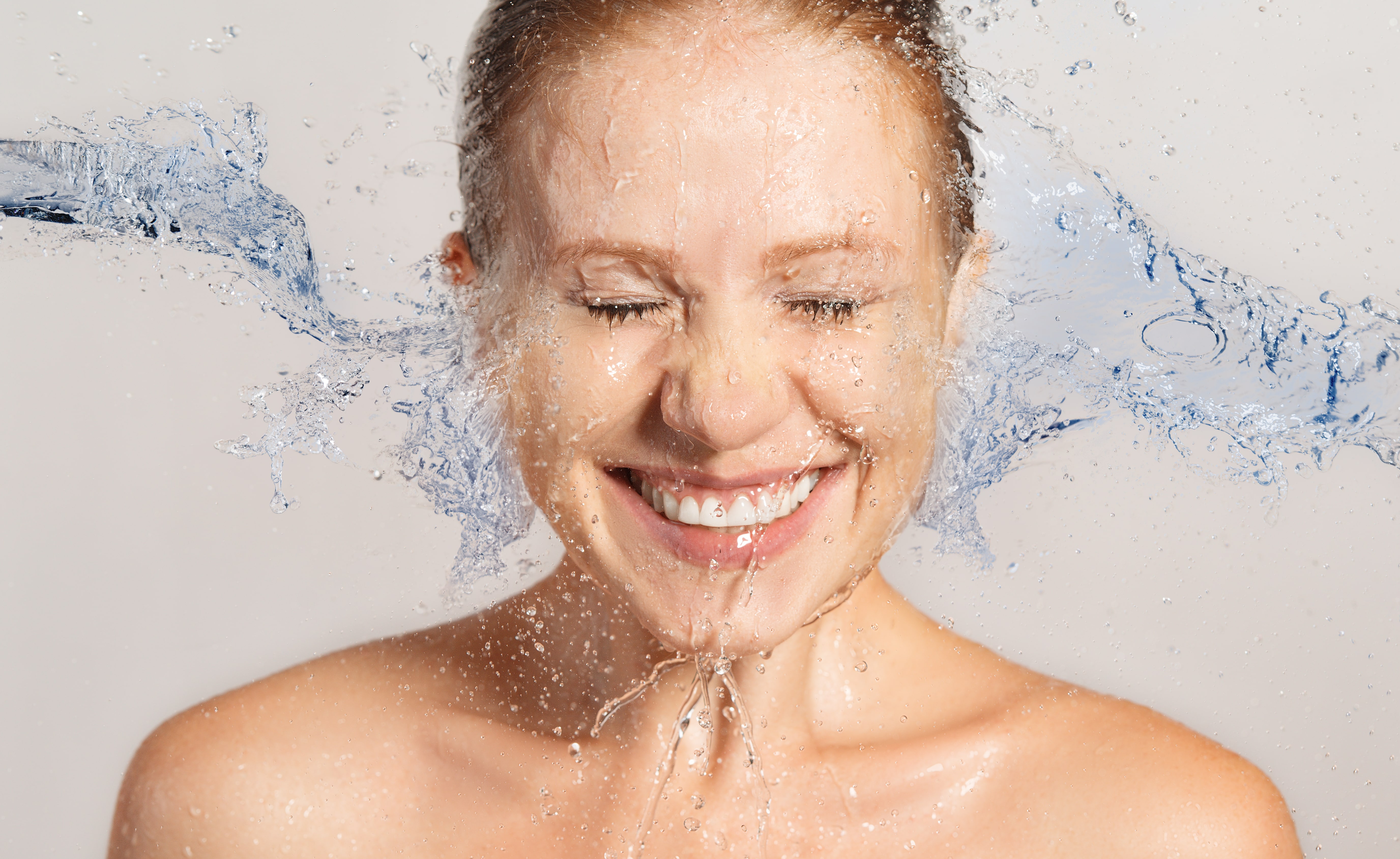 Shower face. Лицо девушки брызги воды. Лицо девушки в воде. Увлажнение кожи. Увлажненная кожа лица.
